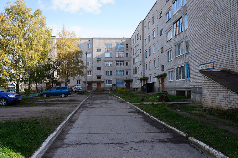 Двор дома №10 в селе Шухободь